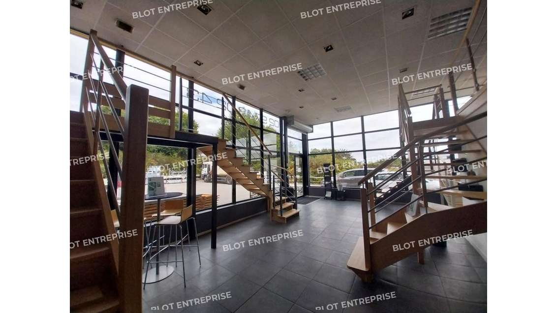 A louer local commercial 370m² accès PMR à Theix