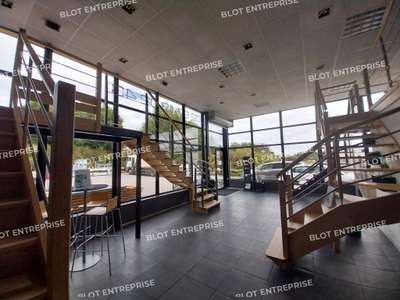 A louer local commercial 370m² accès PMR à Theix