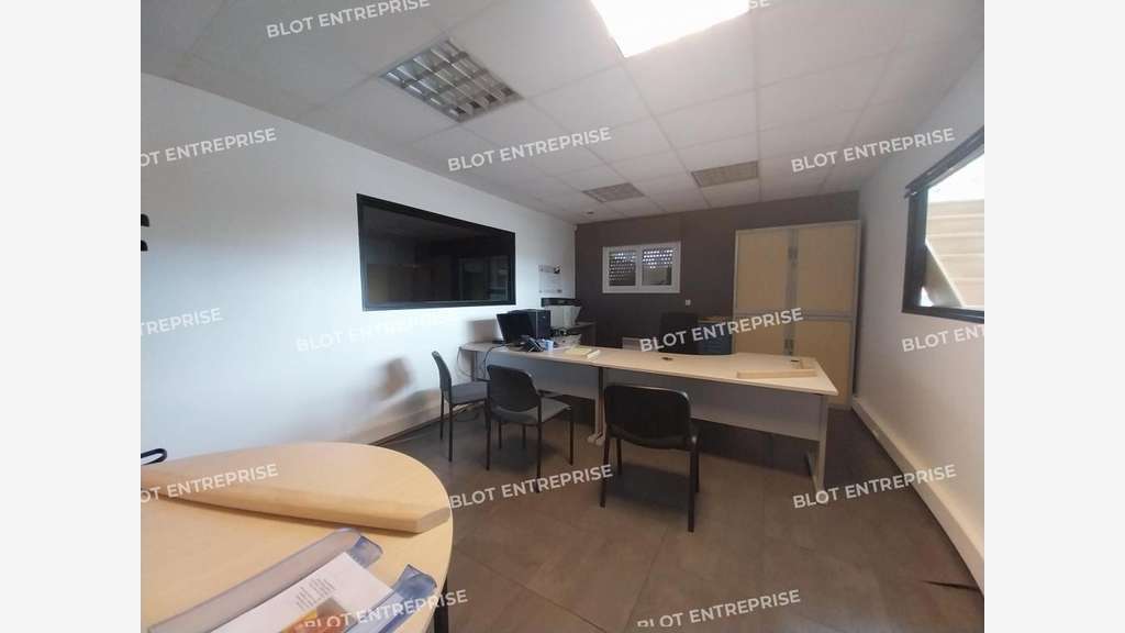 A louer local commercial 370m² accès PMR à Theix
