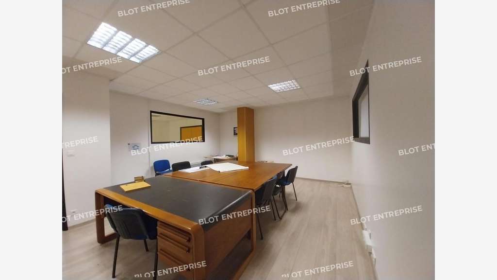 A louer local commercial 370m² accès PMR à Theix