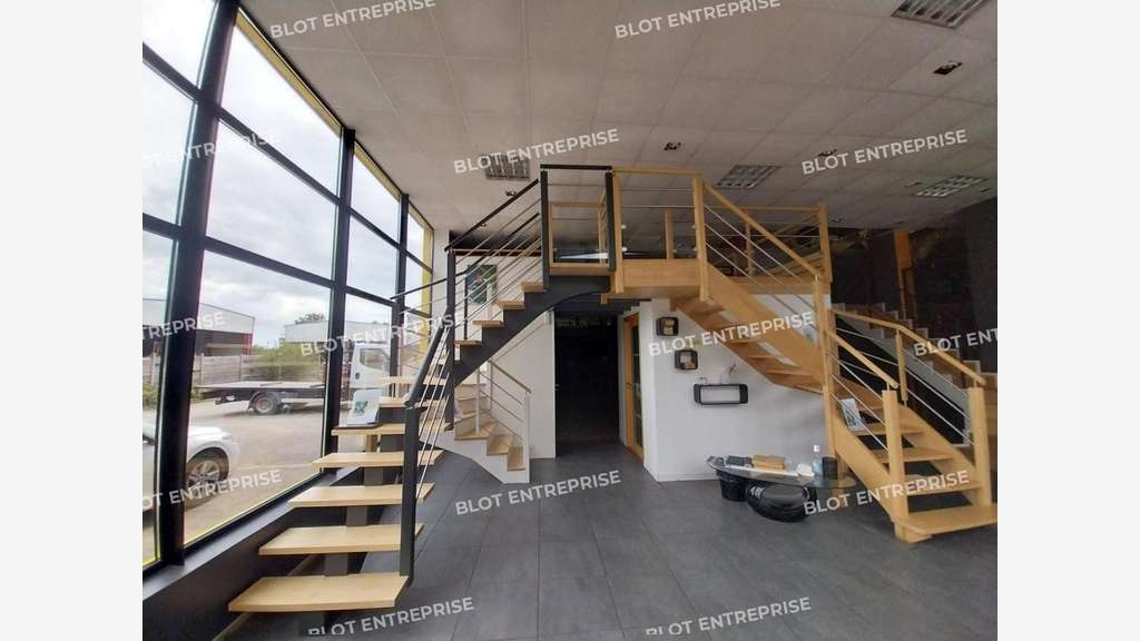 A louer local commercial 370m² accès PMR à Theix