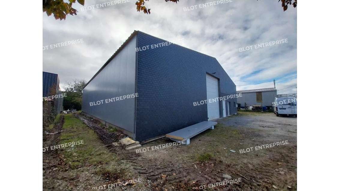 A louer local d'activités 500m² à Theix