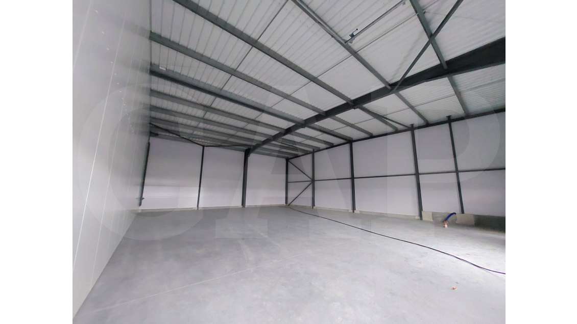 A louer local d’activité brut de 300m² à Theix