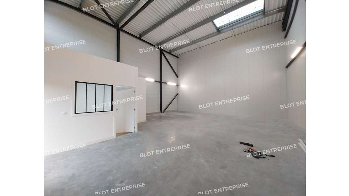 A louer local d'activités 125m² ZA Landy à Theix