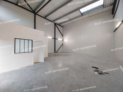 A louer local d'activités 125m² ZA Landy à Theix