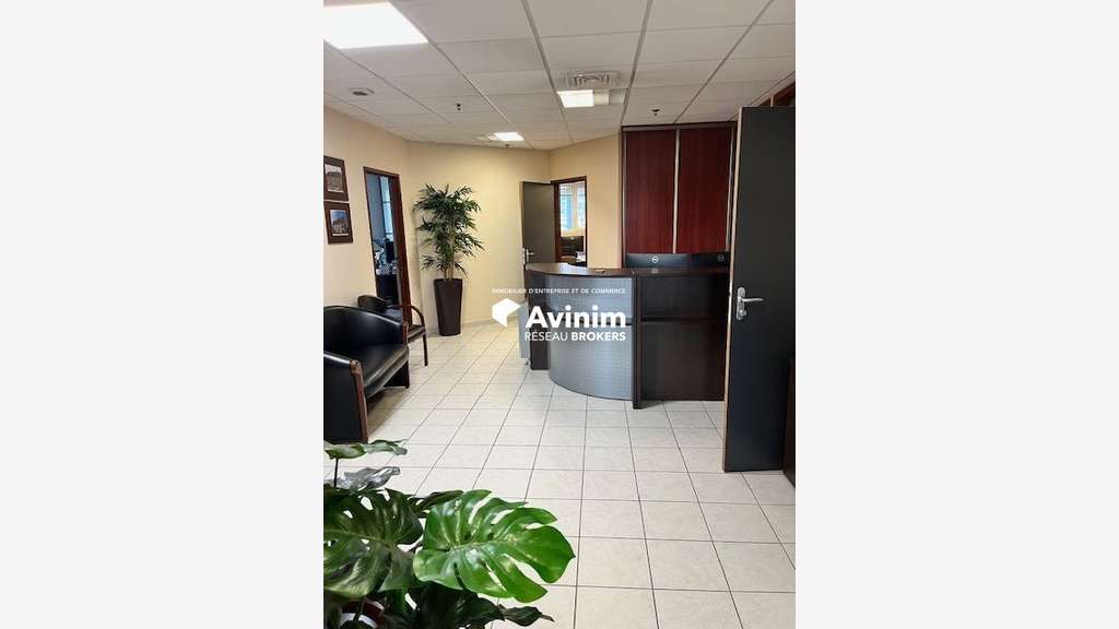 Loue local professionnel 277m² centre cial Thoiry