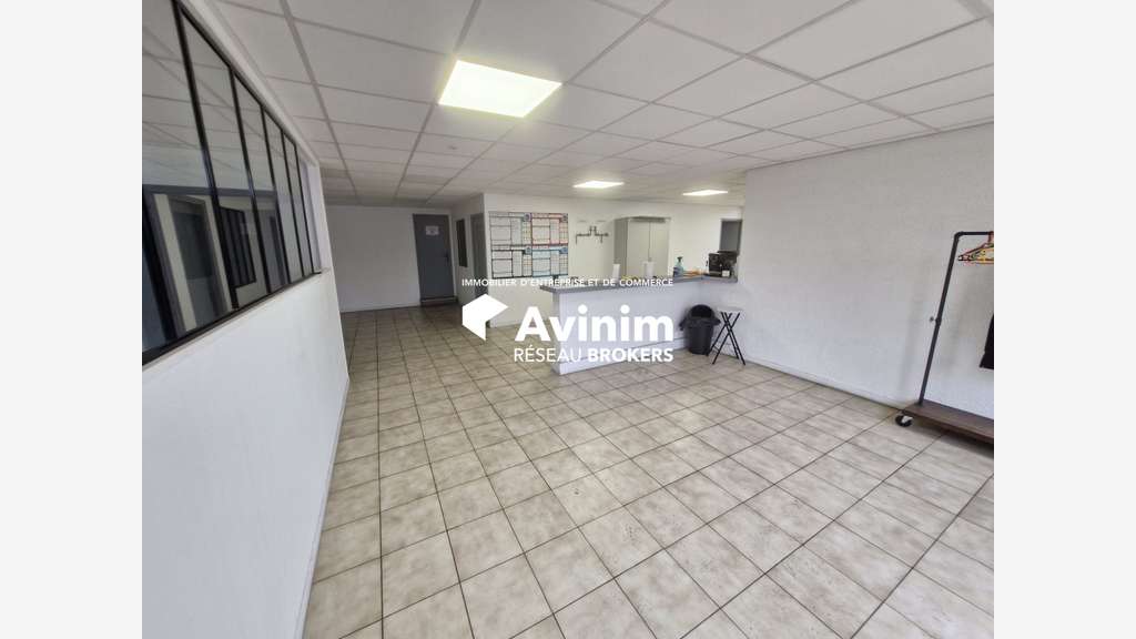 A louer local activité 700m² à Thorigny-sur-Marne