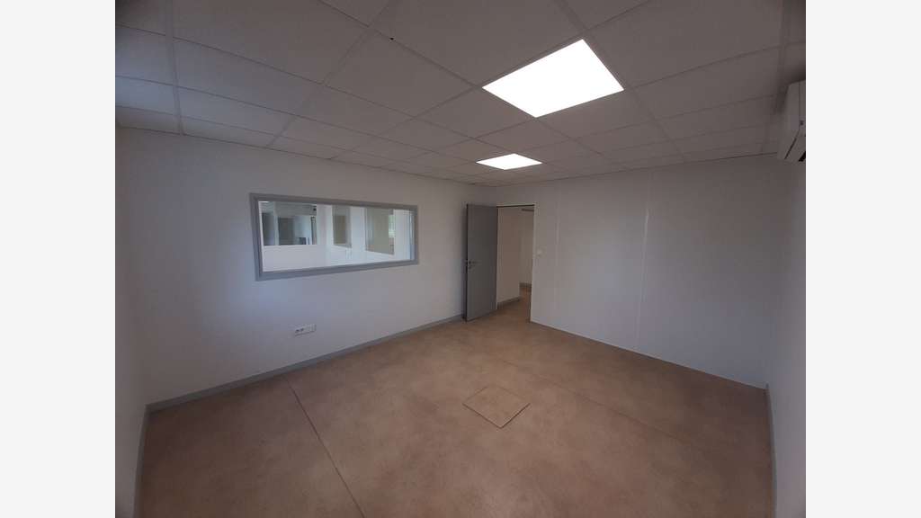 A louer local 456m² axe stratégique Thouaré/Loire