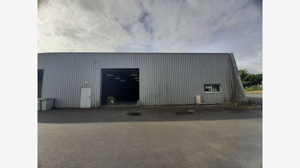 A louer local 456m² axe stratégique Thouaré/Loire