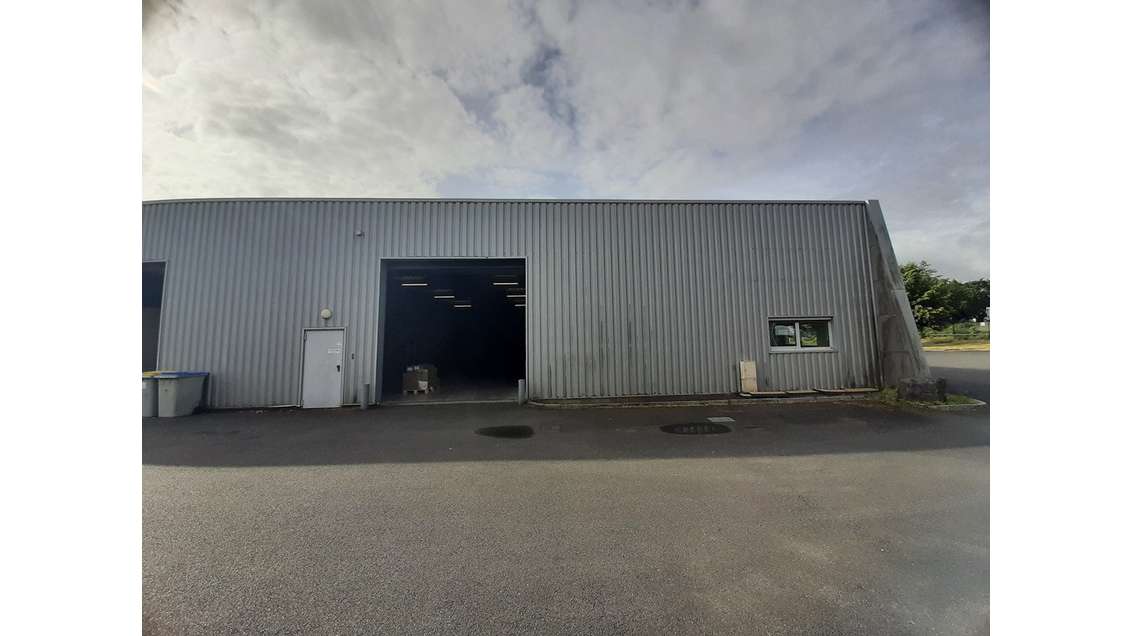 A louer local 456m² axe stratégique Thouaré/Loire