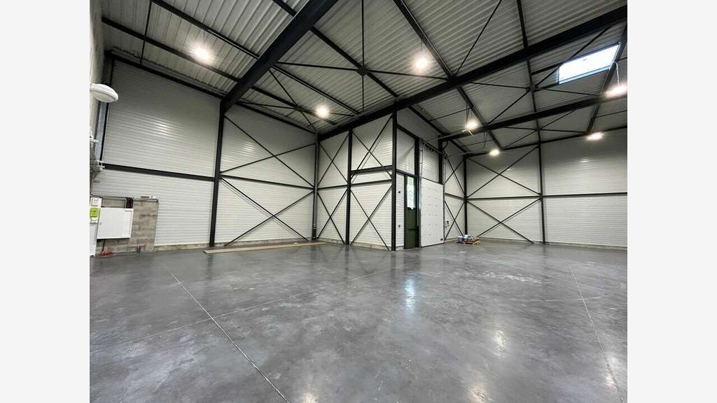 À louer local d'activité 293m² ZA de Thurins