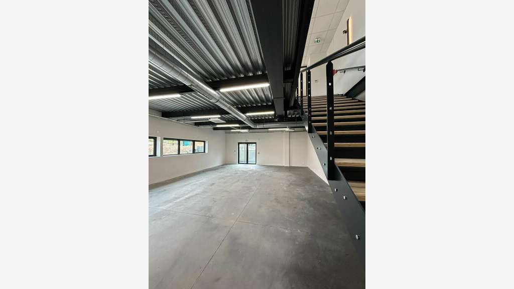 À louer local d'activité 293m² ZA de Thurins