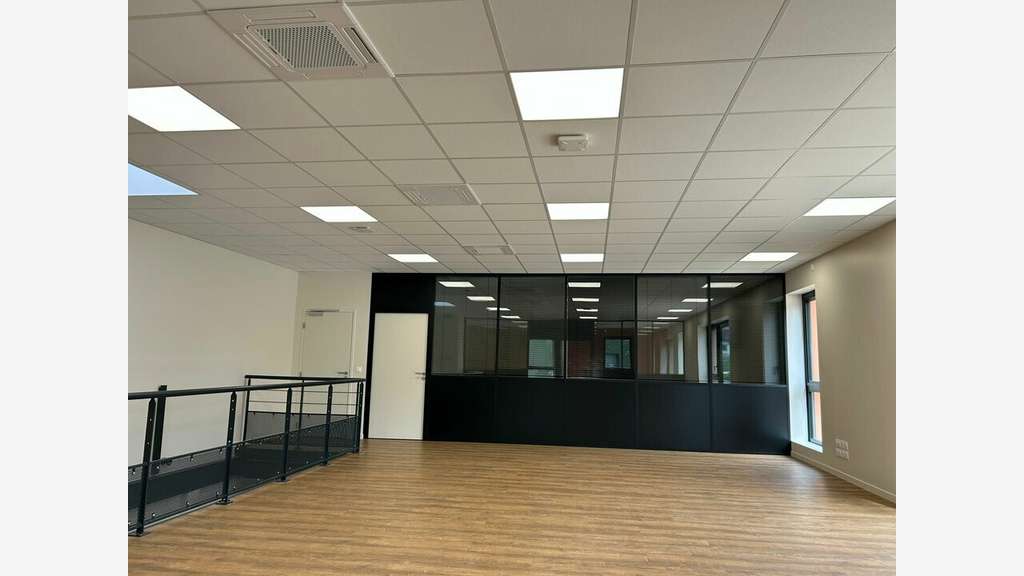 À louer local d'activité 293m² ZA de Thurins