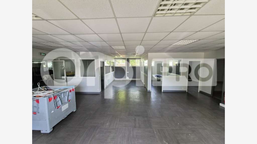 Local d'activité 620m² à louer à Tinqueux
