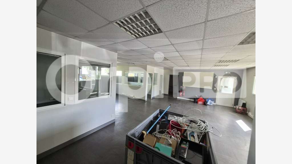 Local d'activité 620m² à louer à Tinqueux