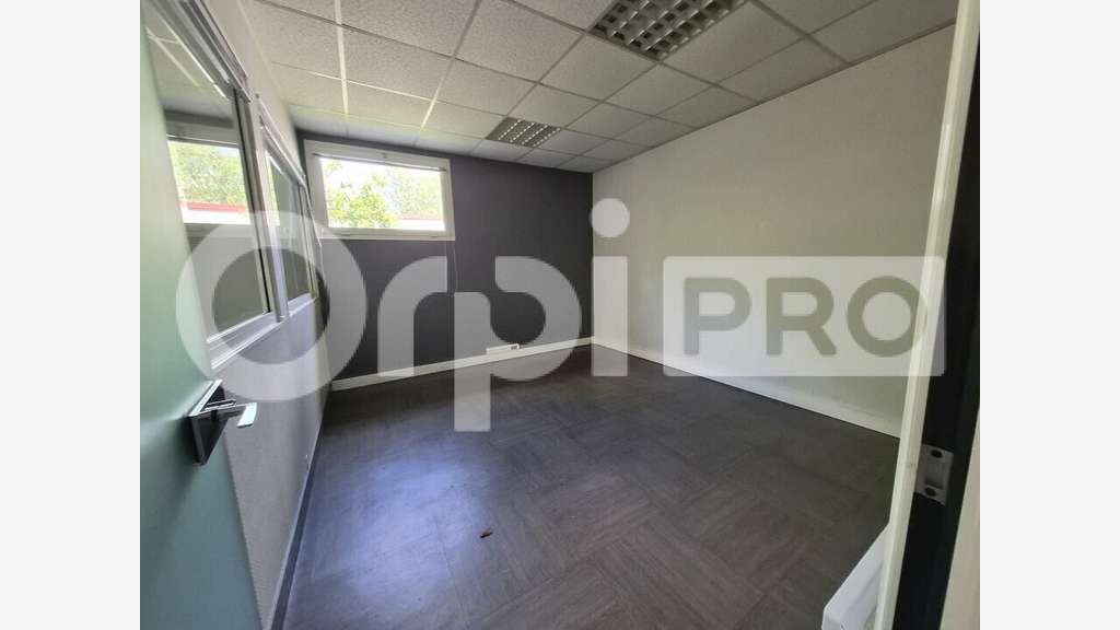Local d'activité 620m² à louer à Tinqueux