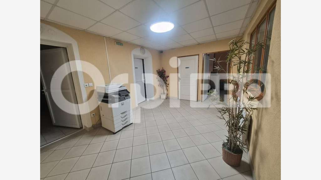 Local d'activité de 3400m² à louer à Tinqueux