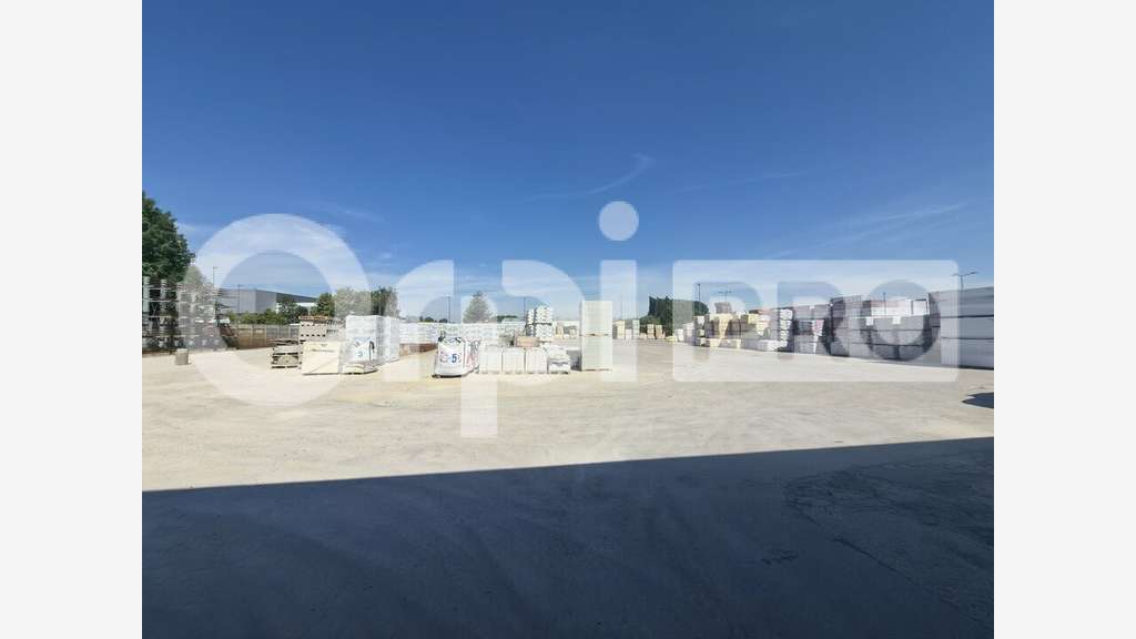 Local d'activité de 3400m² à louer à Tinqueux