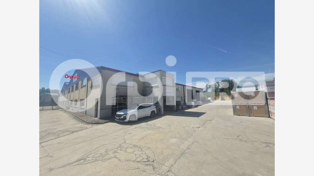 Local d'activité de 3400m² à louer à Tinqueux