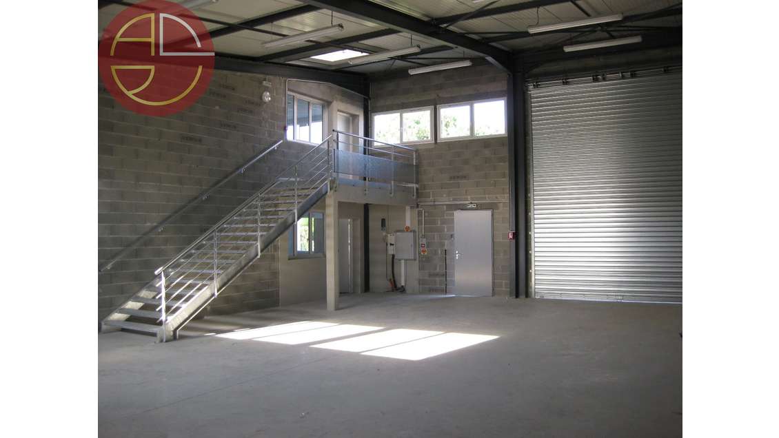 TOULOUSE NORD-EST  ENTREPÔT À LOUER 230 m². Situé