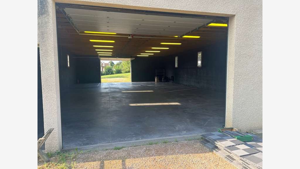 Entrepôt 245m² sur 2200m² à louer à Tournus