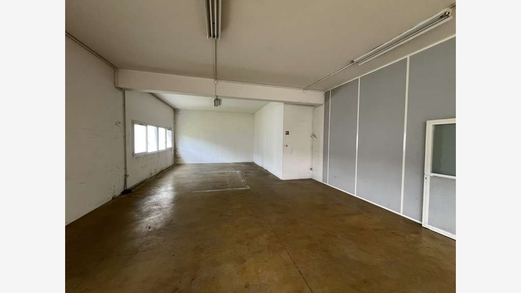 Local d'activité 313m² à louer à Trappes