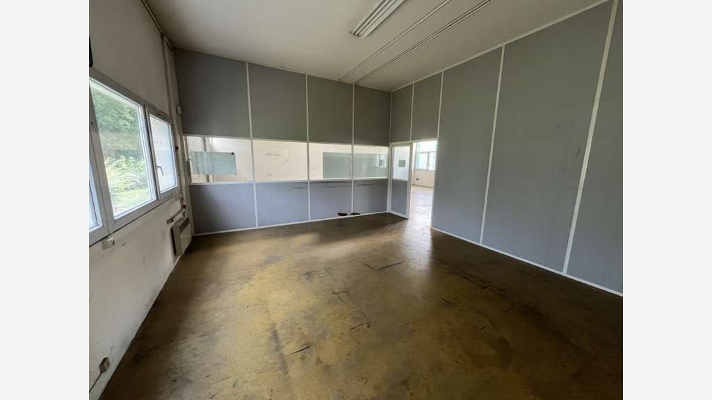 Local d'activité 313m² à louer à Trappes