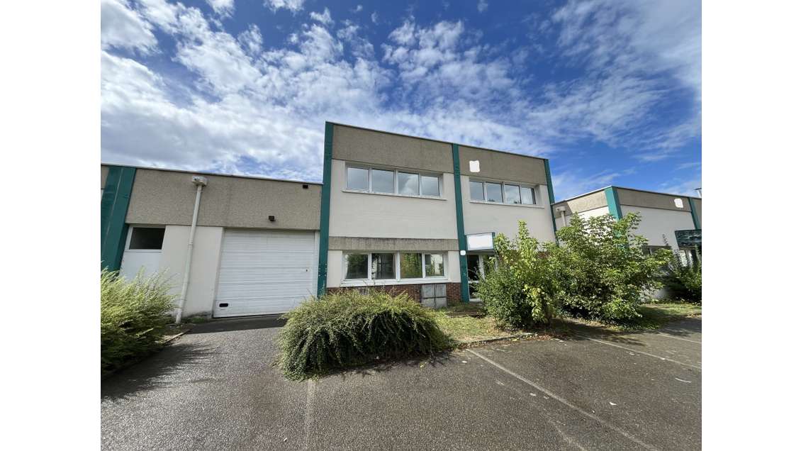 Local d'activité 313m² à louer à Trappes