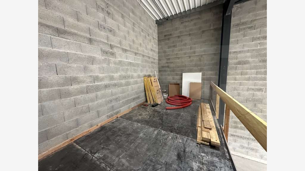 A louer local 135m² zone du Bois Blanc à Trégueux