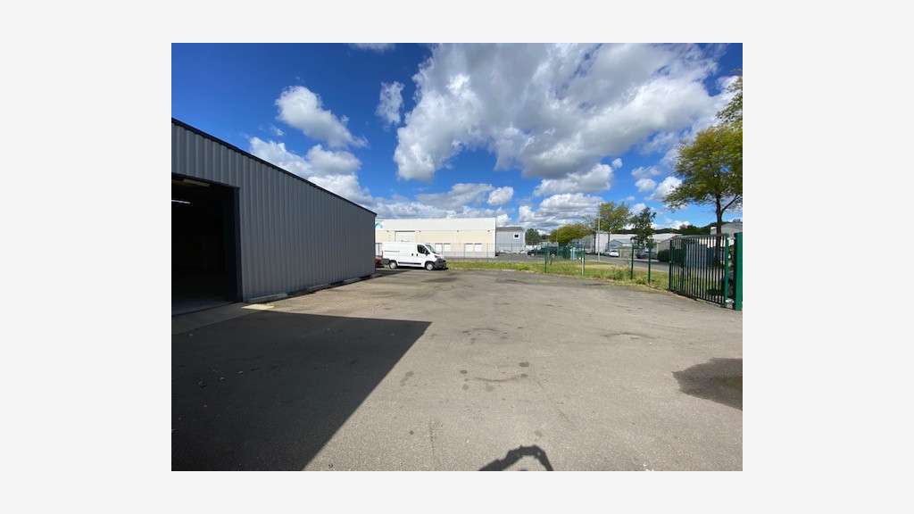 A louer local activité 400m² ZA Nantes Nord