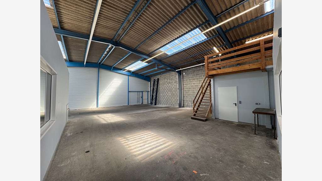 Loue très beau local d'activité 320m² Treillières