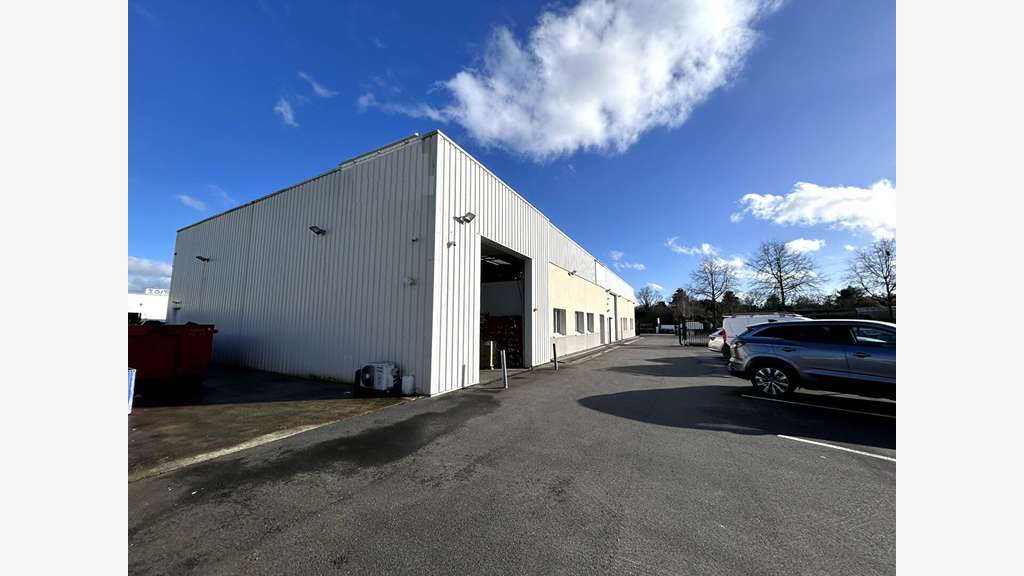 Loue très beau local d'activité 320m² Treillières