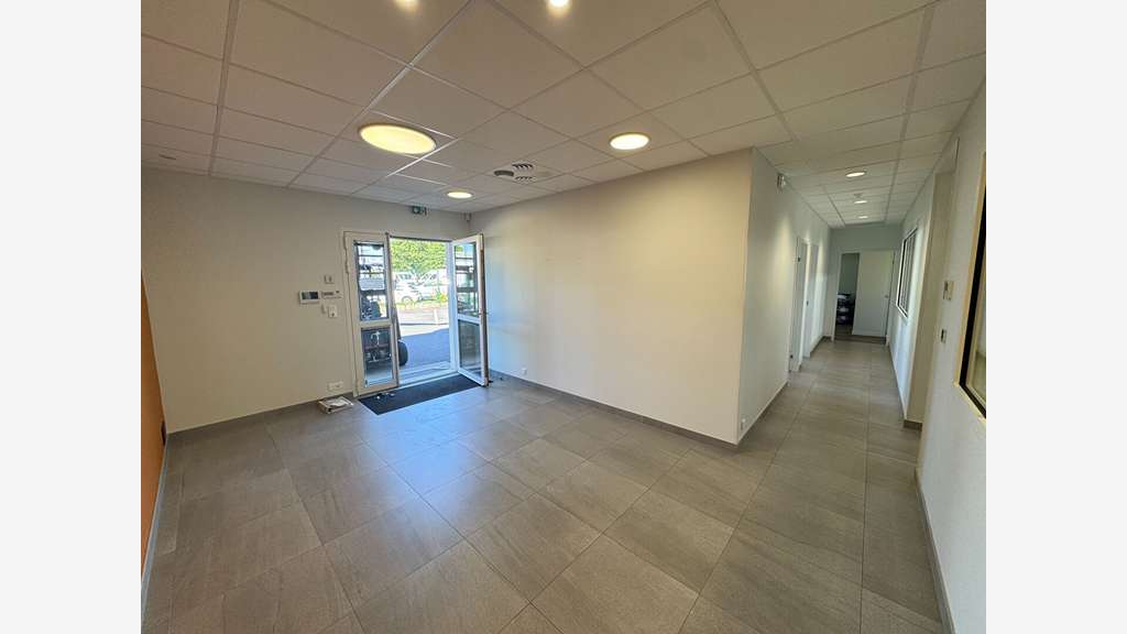 Loue très beau local d'activité 320m² Treillières