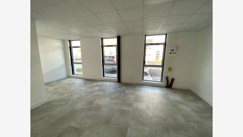 A louer très beau local d'activité neuf 180m² -