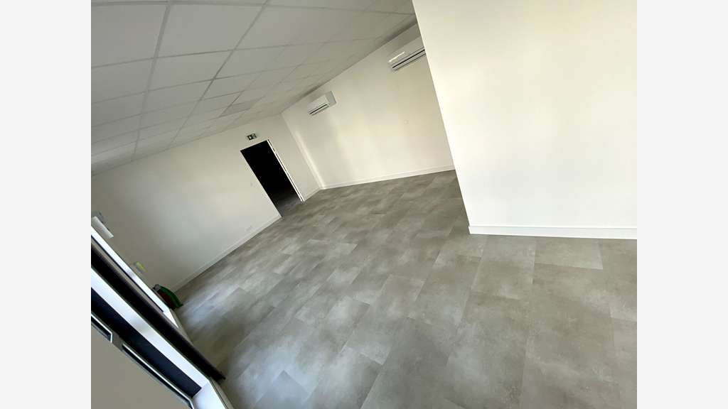 A louer très beau local d'activité neuf 180m² -