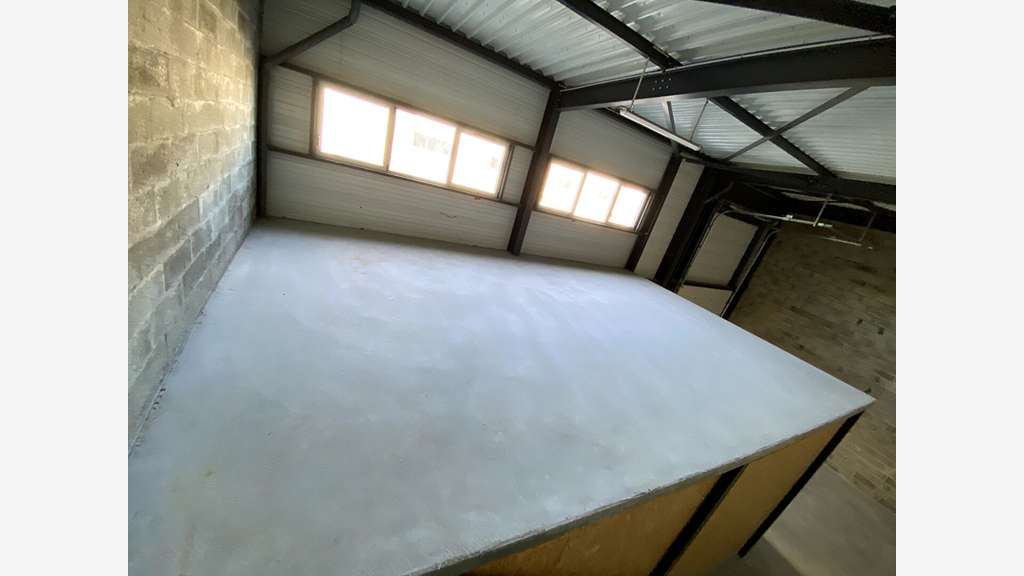 A louer très beau local d'activité neuf 180m² -