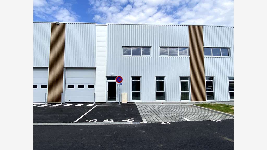 A louer très beau local d'activité neuf 180m² -