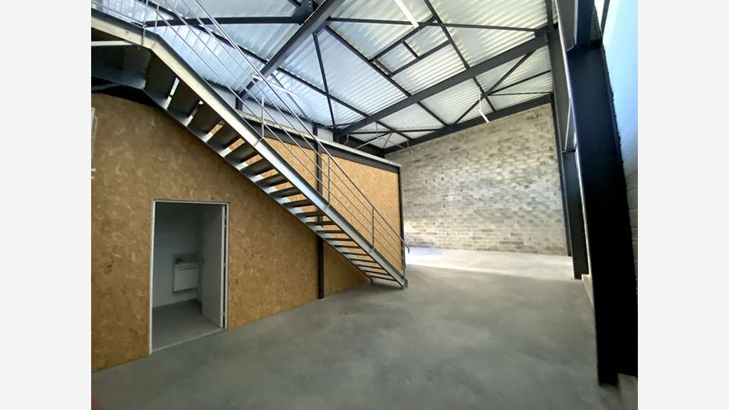 A louer très beau local d'activité neuf 180m² -