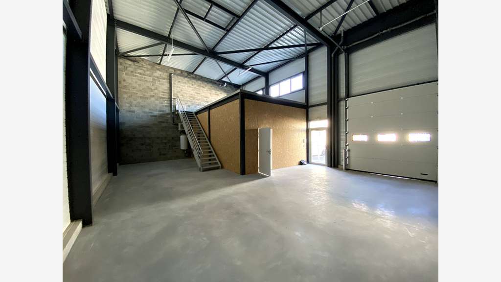 A louer très beau local d'activité neuf 180m² -