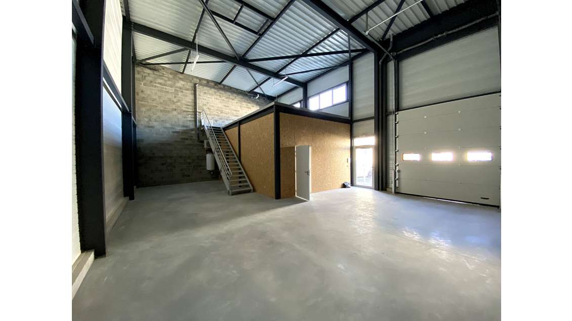 A LOUER : TRES BEAU LOCAL D'ACTIVITÉ NEUF 180 m² -