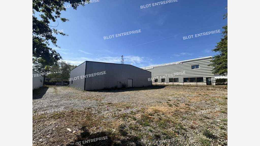 À LOUER - LOCAUX D'ACTIVITÉS - 300 M² - TR