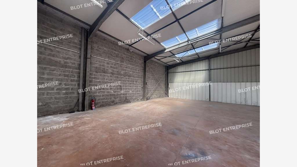 À LOUER - LOCAUX D'ACTIVITÉS - 300 M² - TR
