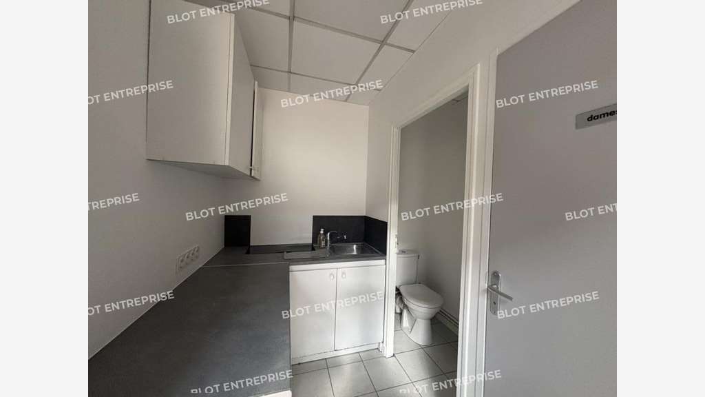 À LOUER - LOCAUX D'ACTIVITÉS - 300 M² - TR