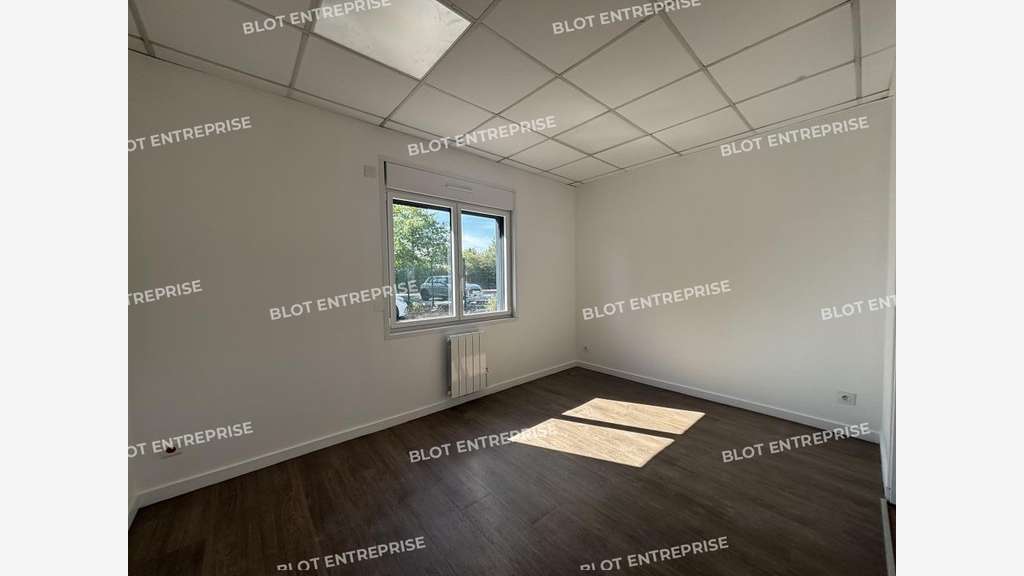 À LOUER - LOCAUX D'ACTIVITÉS - 300 M² - TR