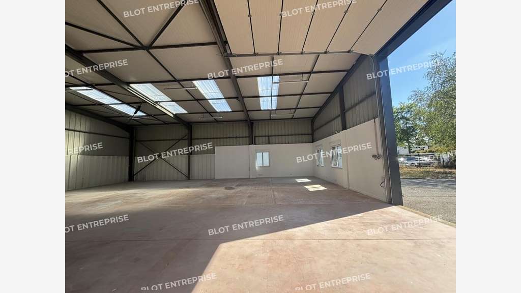 À LOUER - LOCAUX D'ACTIVITÉS - 300 M² - TR