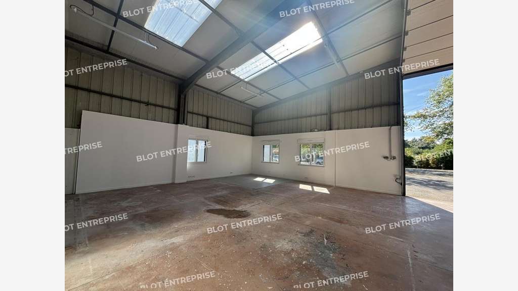 À LOUER - LOCAUX D'ACTIVITÉS - 300 M² - TR