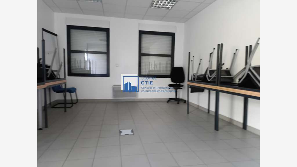 À louer local d'activité de 2 420m² à Angers Est