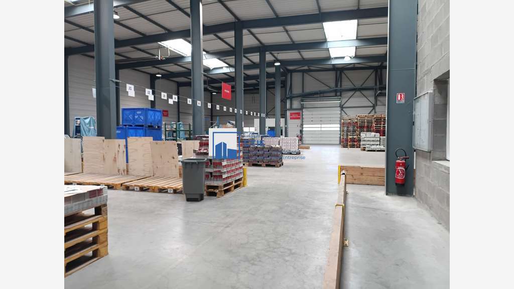 À louer local d'activité de 2 420m² à Angers Est