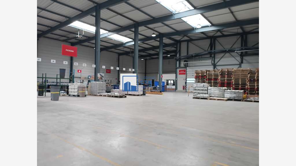 À louer local d'activité de 2 420m² à Angers Est