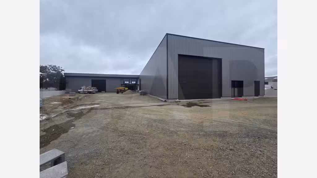 À LOUER – LOCAL D’ACTIVITÉ NEUF À TRÉMUSON. 482 M²